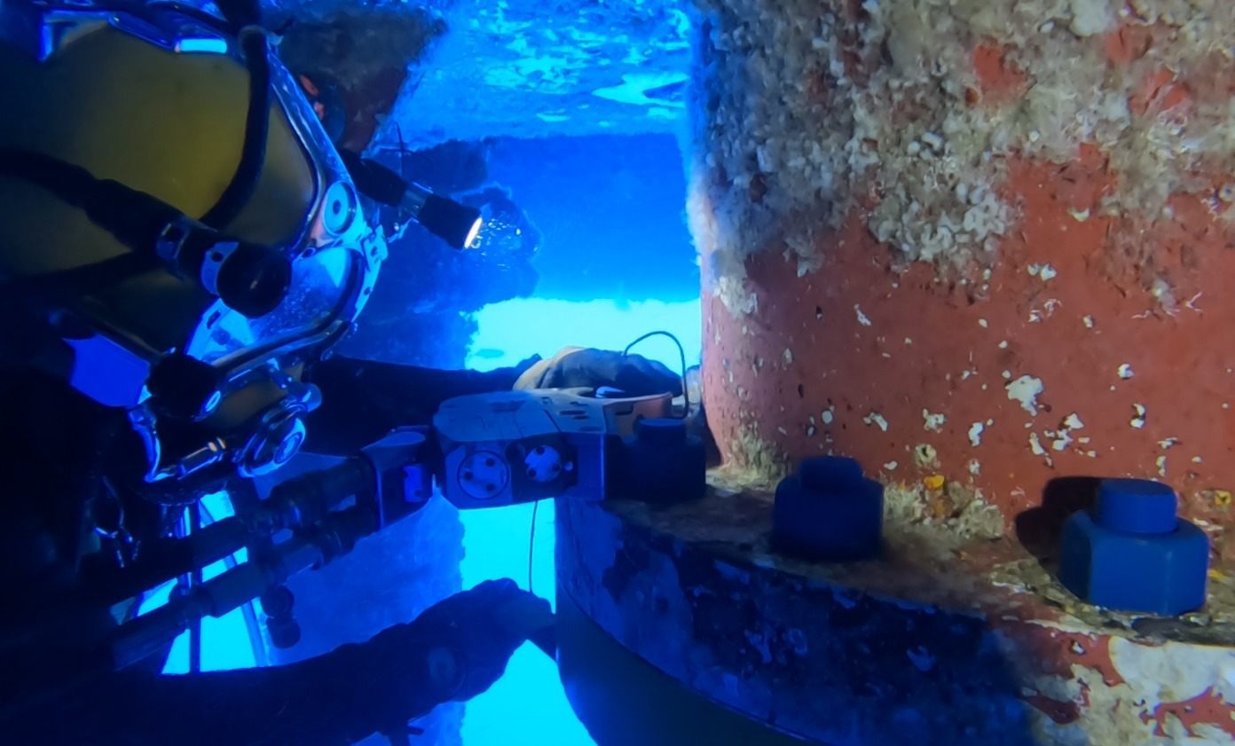 Mergulhador em operação de manutenção em FPSO
