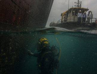 Inspeção de classe em casco de embarcação
